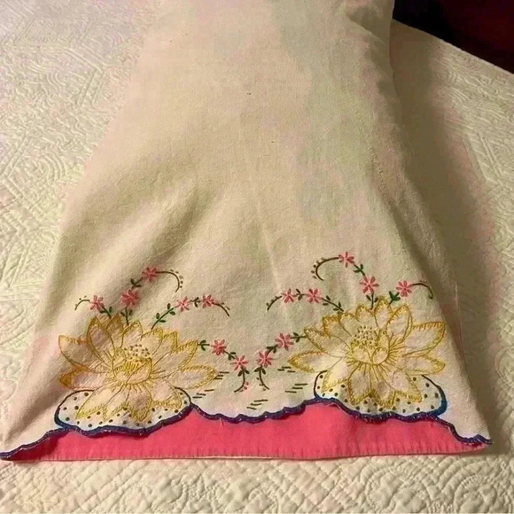 Set of 2 vintage handmade embroidered flour sack pillowcases lotus flower - Picture 2 of 12